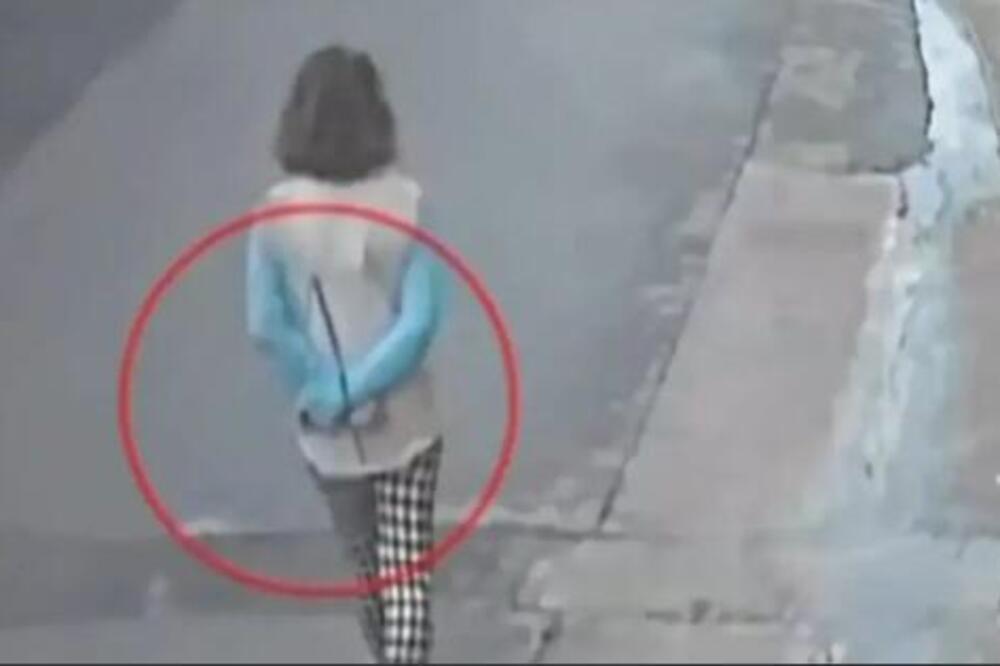 DEVOJKA BOSA I ZAVEZANIH RUKU SNIMLJENA KAKO ŠETA ULICOM! Dobro pogledajte SNIMAK - 7 DANA KASNIJE NAĐENA MRTVA