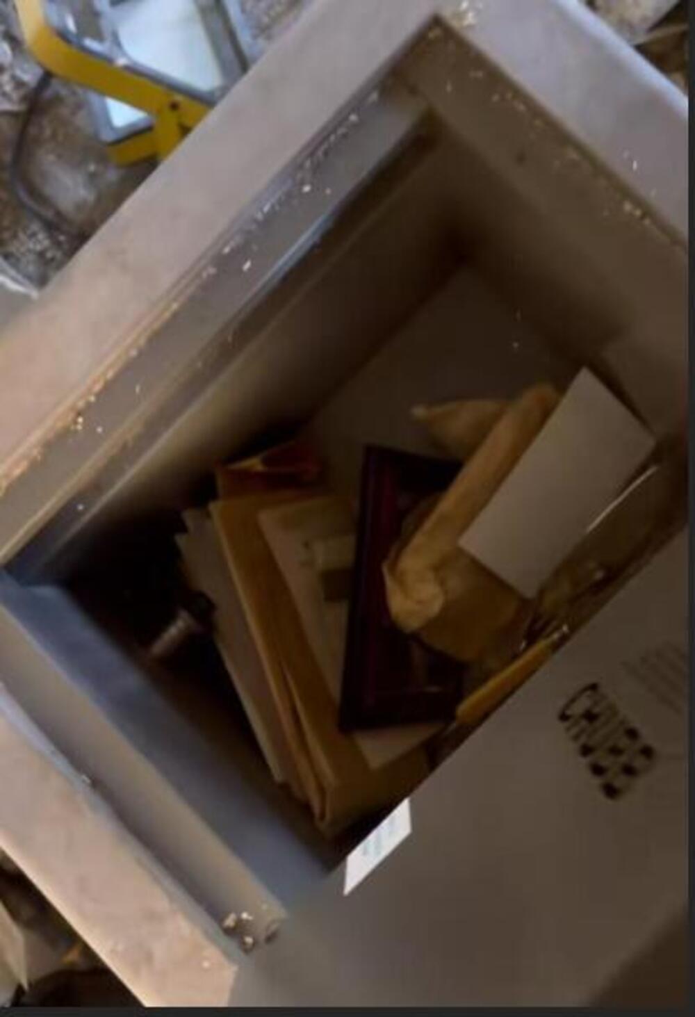 SADRŽAJ UNUTRA VREDNIJI OD PARA! Renovirali kuću pa pronašli stari sef! Kad su ga OTVORILI doživeli šok