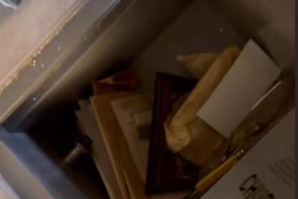 SADRŽAJ UNUTRA VREDNIJI OD PARA! Renovirali kuću pa pronašli stari sef! Kad su ga OTVORILI doživeli šok