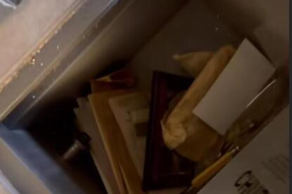 SADRŽAJ UNUTRA VREDNIJI OD PARA! Renovirali kuću pa pronašli stari sef! Kad su ga OTVORILI doživeli šok