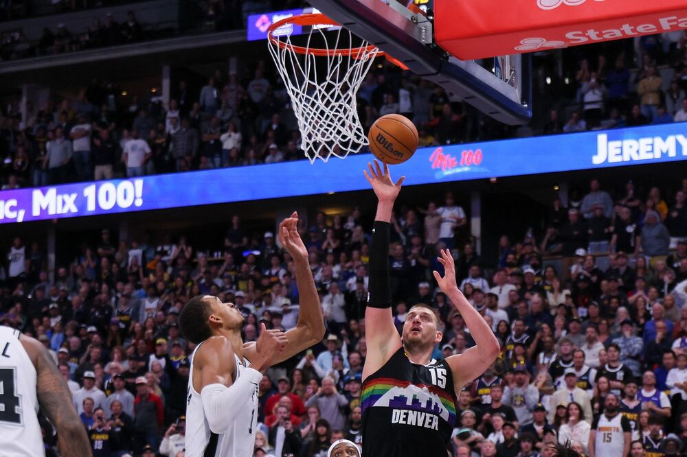 Susret Nikole Jokića i Viktora Vembanjame na utakmici Denver Nagetsa i San Antonio Sparsa