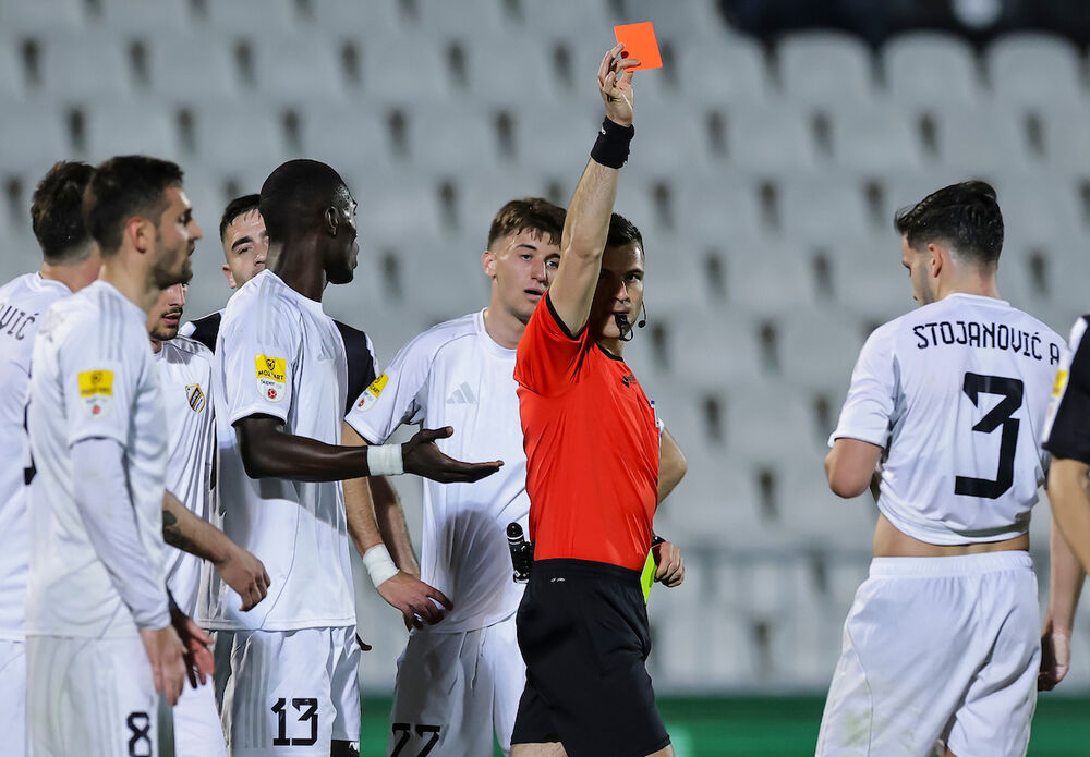 Trenutak kada je sudija Danilo Nikolić pokazao crveni karton Andreji Stojanoviću