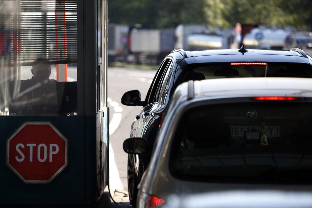 MLEVENO MESO, SIR, PAPRIKA, KROMPIR! Carinici zaustavili kamiondžiju pa se frapirali, našli i nešto jako opasno!