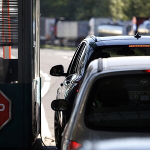 MLEVENO MESO, SIR, PAPRIKA, KROMPIR! Carinici zaustavili kamiondžiju pa se frapirali, našli i nešto jako opasno!