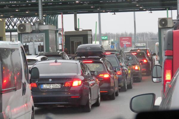 NEPREGLEDNE KOLONE VOZILA, ČEKA SE PO NEKOLIKO SATI: Situacija je alarmantna - OVDE JE NAJKRITIČNIJE