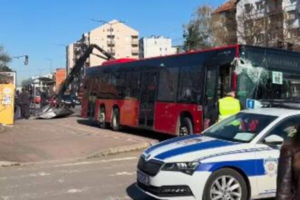 EVO U KAKVOM SU STANJU VOZAČ I TINEJDŽER POSLE NESREĆE U NIŠU: Autobus se srušio stanicu punu ljudi