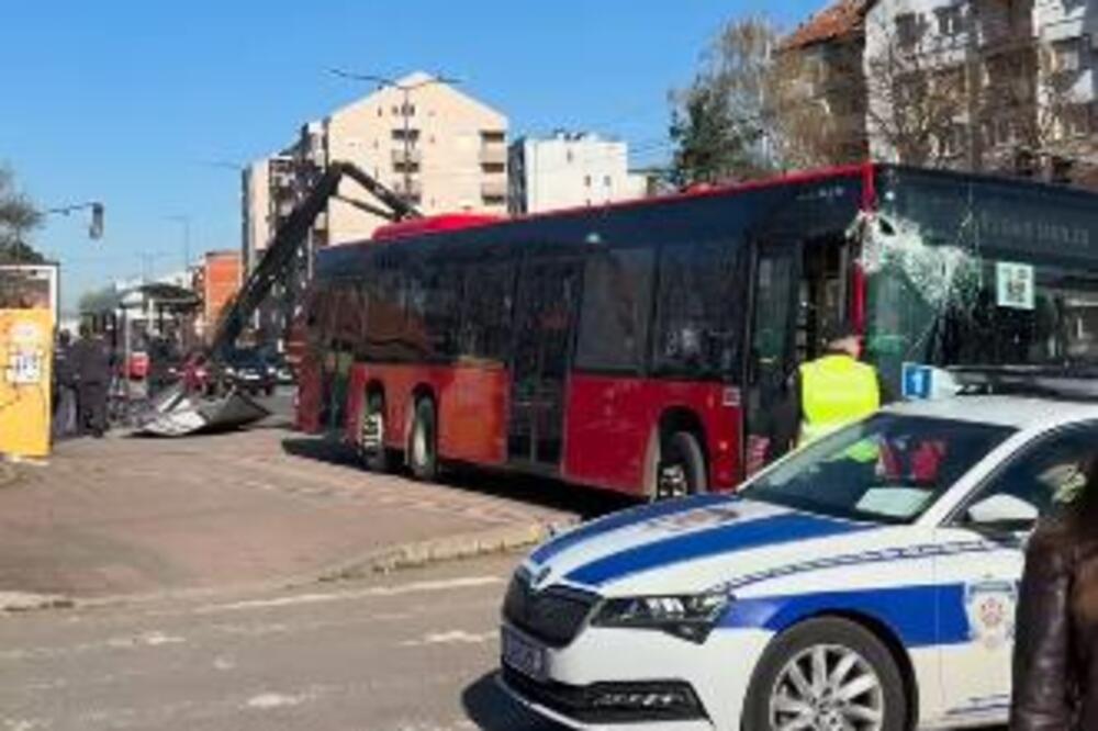 ISPLIVAO SNIMAK STRAVIČNE NESREĆE U NIŠU! Autobus se zakucao u stanicu, ima povređenih! (VIDEO)