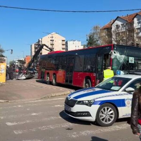 ISPLIVAO SNIMAK STRAVIČNE NESREĆE U NIŠU! Autobus se zakucao u stanicu, ima povređenih! (VIDEO)