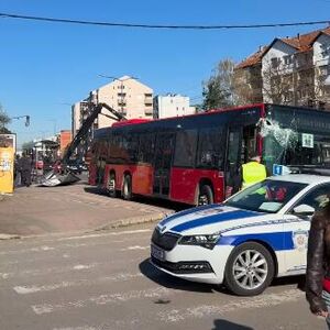 ISPLIVAO SNIMAK STRAVIČNE NESREĆE U NIŠU! Autobus se zakucao u stanicu, ima povređenih! (VIDEO)