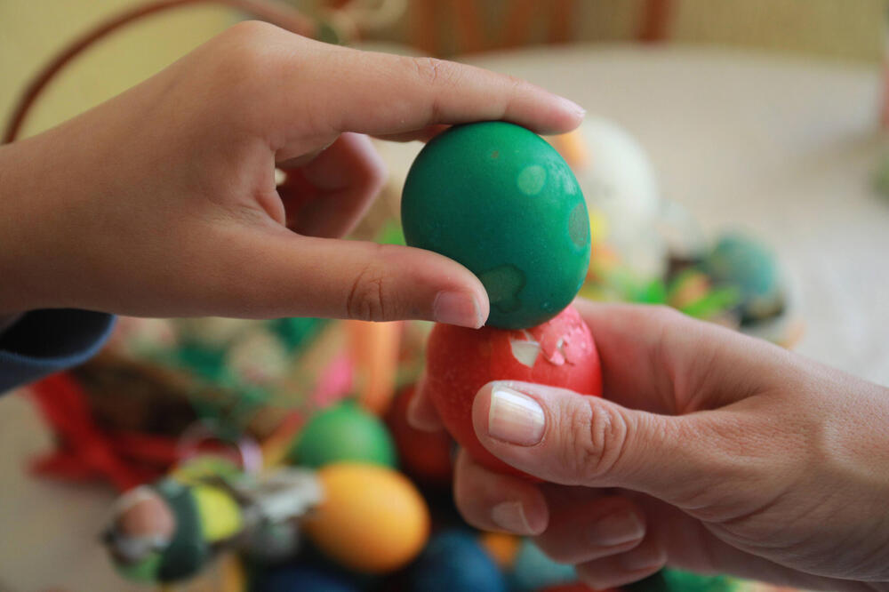 Ako farbate jaja u lukovini, obavezno dodajte ovu biljku! Pojačaće crvenu boju i to bez onih sintetičkih