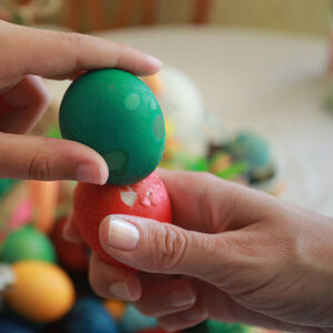 Ako farbate jaja u lukovini, obavezno dodajte ovu biljku! Pojačaće crvenu boju i to bez onih sintetičkih
