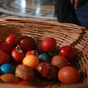 Ovu grešku Srbi prave kada farbaju jaja: Da ne bi nastala fleka za Uskrs, problem rešava jedna namirnica!