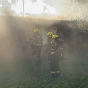Meštani Limanskog parka u panici: Gusti dim prekriio naselje, pogledajte brzu akciju vatrogasaca! (VIDEO)