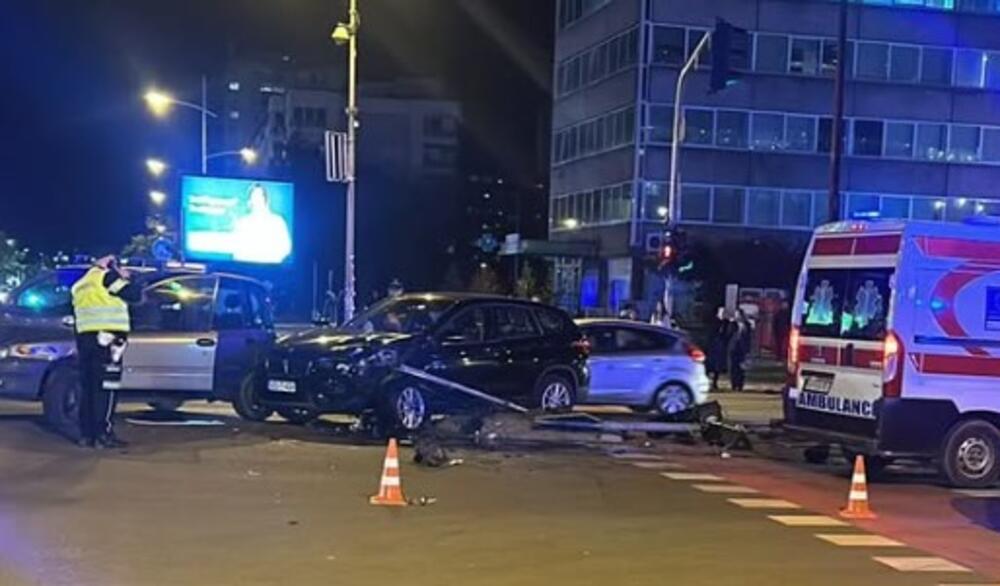 SUDAR U NOVOM SADU: Dva automobila oborila semafor, pešak teško povređen! (FOTO)