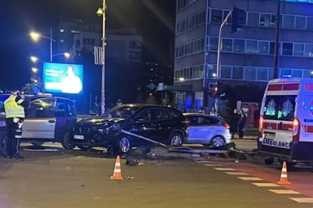 SUDAR U NOVOM SADU: Dva automobila oborila semafor, pešak teško povređen! (FOTO)