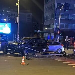 SUDAR U NOVOM SADU: Dva automobila oborila semafor, pešak teško povređen! (FOTO)