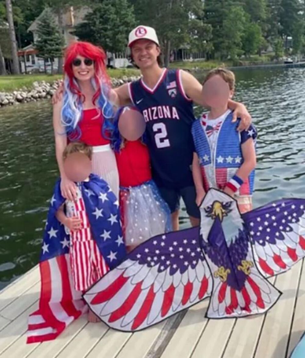 Kejsi Grel sa porodicom