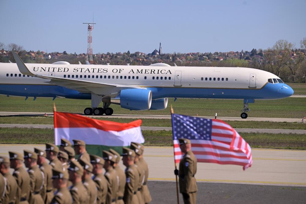 UMESTO ORBANA... Druga dama Amerike pokrala sve poglede na dočeku u Budimpešti - SVI SU GLEDALI U JEDNO (VIDEO)