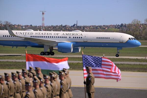 UMESTO ORBANA... Druga dama Amerike pokrala sve poglede na dočeku u Budimpešti - SVI SU GLEDALI U JEDNO (VIDEO)