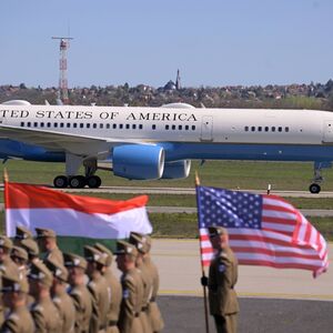 UMESTO ORBANA... Druga dama Amerike pokrala sve poglede na dočeku u Budimpešti - SVI SU GLEDALI U JEDNO (VIDEO)