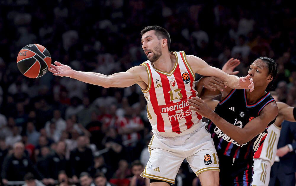 Sjajno drugo poluvreme presudilo gostima: Zvezda razbila Pariz i ostala u trci!