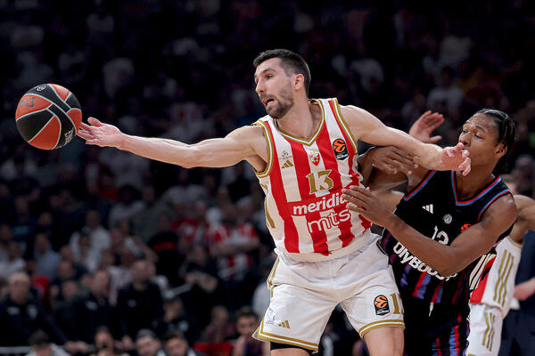 Sjajno drugo poluvreme presudilo gostima: Zvezda razbila Pariz i ostala u trci!