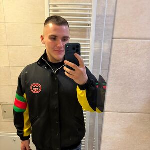 IMA SAMO 21, A VEĆ KRENUO DA MENADŽERIŠE! Brat mu reper, a otac mu KONTROVERZNA GLAVA! Sad radi ZA OVU PEVAČICU