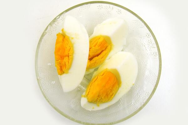 Ako vidite zelenu boju oko žumanceta na kuvanom jajetu, evo šta to znači: Iste sekunde uradite ovo!