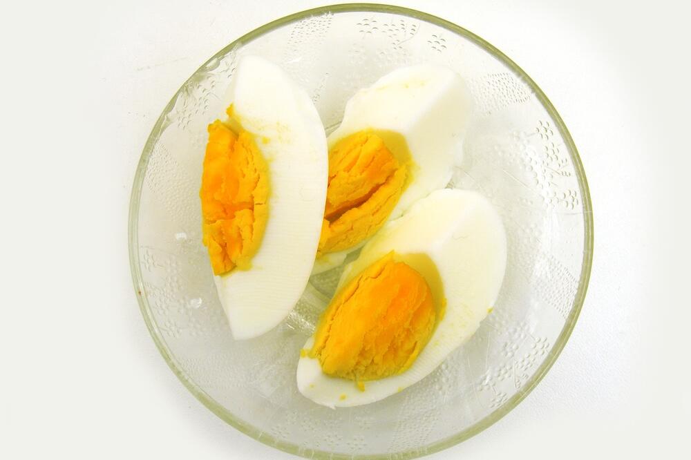 Ako vidite zelenu boju oko žumanceta na kuvanom jajetu, evo šta to znači: Iste sekunde uradite ovo!