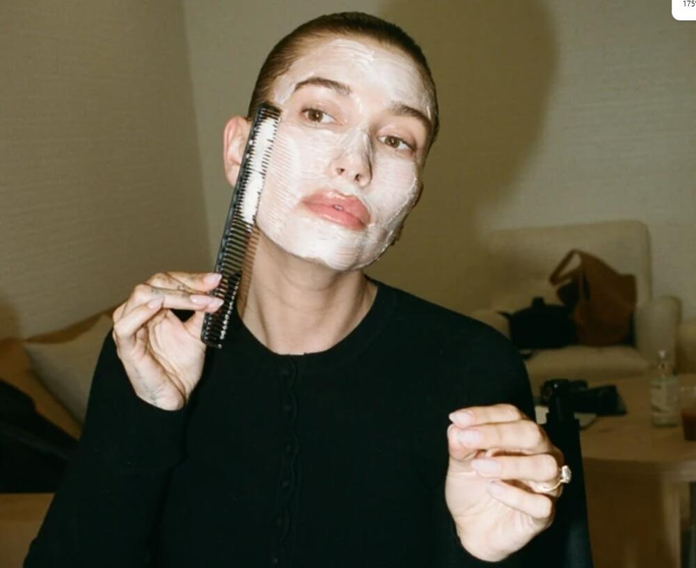 NA OVO SIGURNO NISTE BILI SPREMNI! Ljudi gledaju i čude se, a onda probaju i.. Zašto nanosi MASKU ZA LICE češljem?