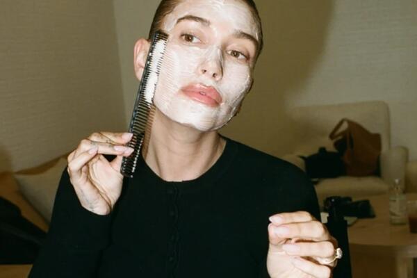 NA OVO SIGURNO NISTE BILI SPREMNI! Ljudi gledaju i čude se, a onda probaju i.. Zašto nanosi MASKU ZA LICE češljem?