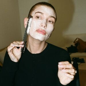 NA OVO SIGURNO NISTE BILI SPREMNI! Ljudi gledaju i čude se, a onda probaju i.. Zašto nanosi MASKU ZA LICE češljem?