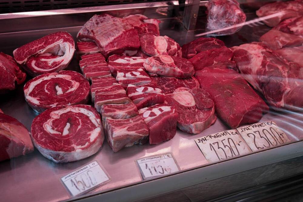 Evo kakve su cene mesa i ribe pred Uskrs na pijacama: Jagnjetina nestaje s tezgi, a ovo meso ozbiljno poskupelo!