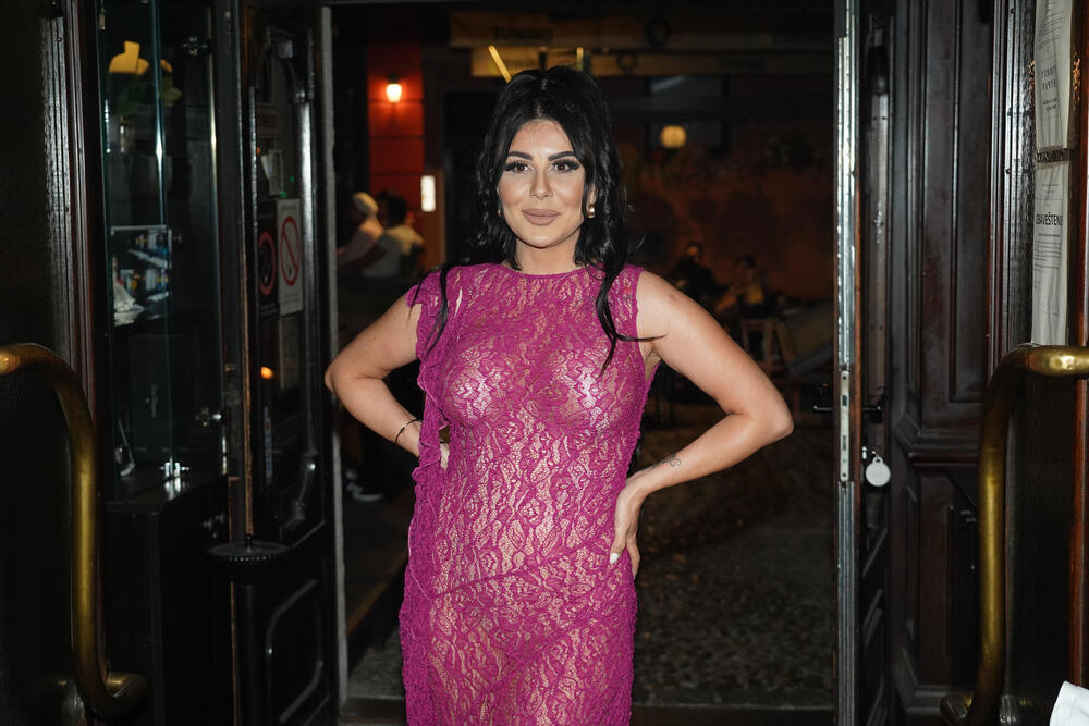 OLJA, BRAVO! Pojavila se njena fotka u CENTRU NJUJORKA - pogledajte kakav uspeh!