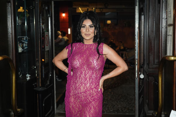 OLJA, BRAVO! Pojavila se njena fotka u CENTRU NJUJORKA - pogledajte kakav uspeh!