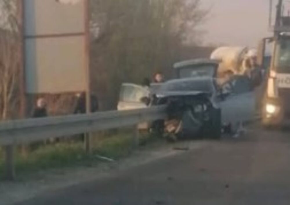 Strašna nesreća na putu Mladenovac - Topola: Zaštitna ograda prošla kroz automobil! (FOTO)