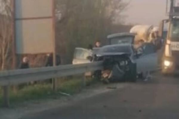 Strašna nesreća na putu Mladenovac - Topola: Zaštitna ograda prošla kroz automobil! (FOTO)