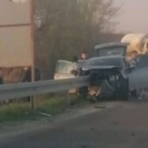 Strašna nesreća na putu Mladenovac - Topola: Zaštitna ograda prošla kroz automobil! (FOTO)