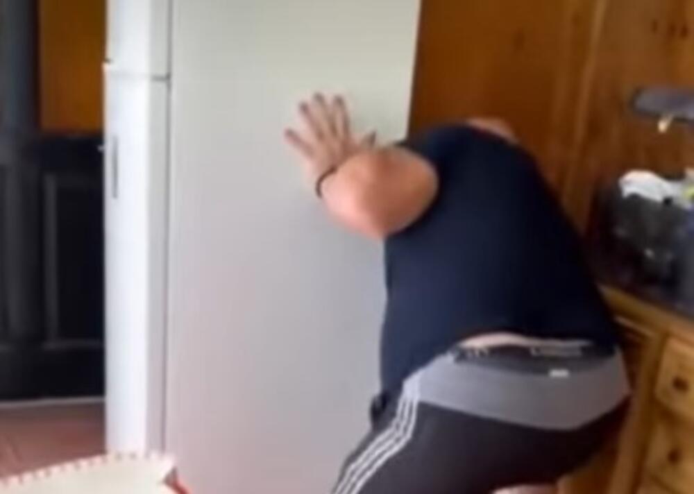 Vladica iza frižidera uhvatio ZMIJURINU: Da vam se krv sledi od prizora! Pogledajte šta drži u rukama! (VIDEO)