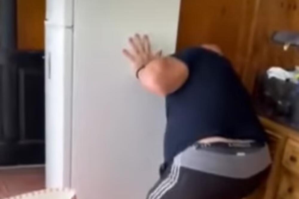 Vladica iza frižidera uhvatio ZMIJURINU: Da vam se krv sledi od prizora! Pogledajte šta drži u rukama! (VIDEO)