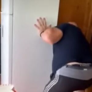 Vladica iza frižidera uhvatio ZMIJURINU: Da vam se krv sledi od prizora! Pogledajte šta drži u rukama! (VIDEO)