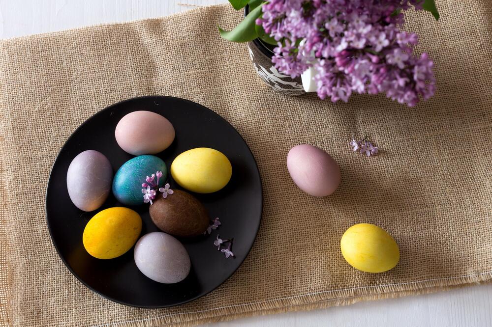 Zaboravili ste da kupite boju za farbanje jaja? Stanite, ovo što imate u frižideru je MNOGO BOLJE! NEVEROVATNO LAKO