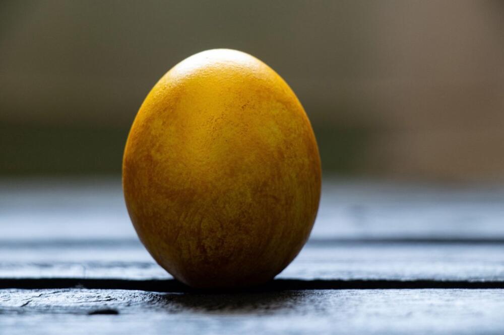 ZABORAVITE VEŠTAČKE BOJE! Ovim trikom jaja postaju ZLATNA &ndash; svi će pitati kako ste uspeli, začin koji već imate