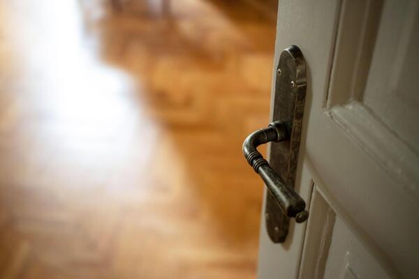 OTAC 10 GODINA KRIO TAJNU SOBU U KUĆI, KLJUČ UVEK NOSIO SA SOBOM! Kad su ušli u nju - zaledili su se od ŠOKA!