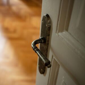 OTAC 10 GODINA KRIO TAJNU SOBU U KUĆI, KLJUČ UVEK NOSIO SA SOBOM! Kad su ušli u nju - zaledili su se od ŠOKA!