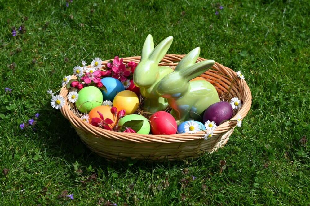 MALO TRUDA, A IZGLEDA SVETSKI! Ovako monasi farbaju jaja u crnom vinu - pratite uputstvo i imaćete NAJLEPŠA JAJA