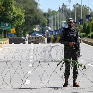 RASPOREĐENA VOJSKA I PARAVOJNE JEDINICE, ULICE GRADA PUSTE: Islamabad pod opsadom pred istorijske pregovore (FOTO)