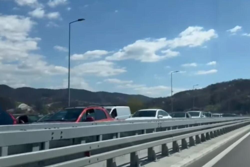 KILOMETARSKE KOLONE KA ZLATIBORU, TARI, DIVČIBARIMA: Pakao na GRANICAMA, ali i na NAPLATNIM RAMAPAMA, sve stoji!