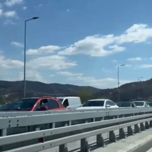 KILOMETARSKE KOLONE KA ZLATIBORU, TARI, DIVČIBARIMA: Pakao na GRANICAMA, ali i na NAPLATNIM RAMAPAMA, sve stoji!