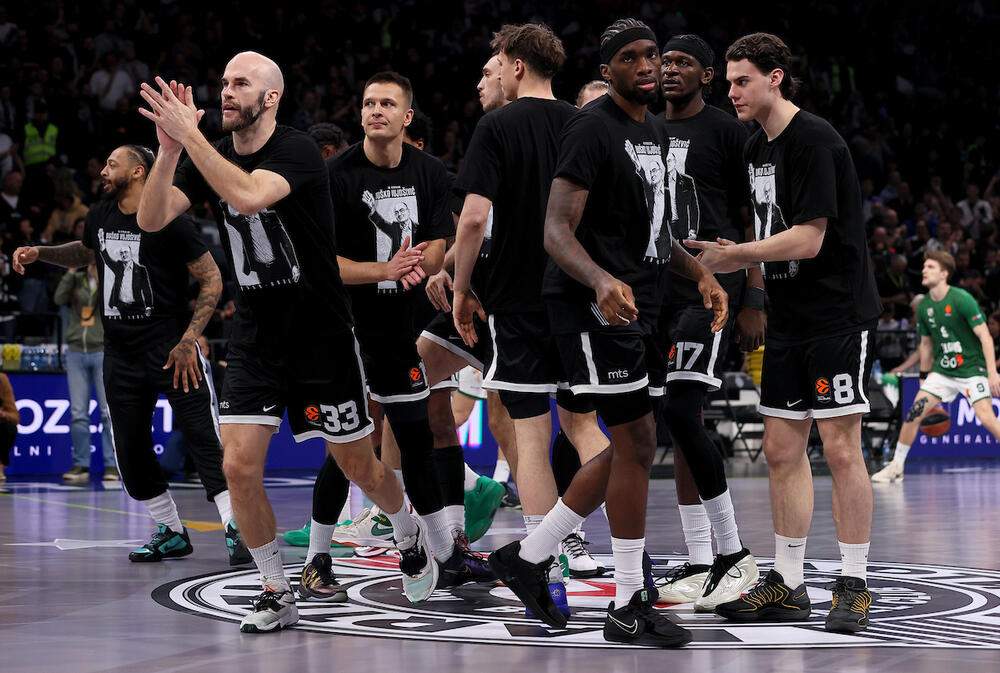 "VUJOŠEVIĆ DULE"! Grobari se veličanstveno oprostili od najtrofejnijeg trenera u istoriji Partizana! (Video)